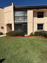 2069 NE Collins Cir, Unit 7-10 in Jensen Beach, FL - Building Photo