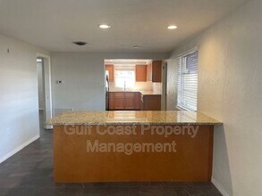 7464 Cass Cir in Sarasota, FL - Building Photo - Building Photo