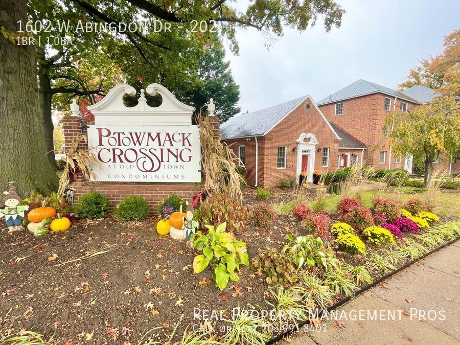 1602 W Abingdon Dr in Alexandria, VA - Building Photo