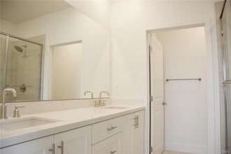 1630 Saratoga Ln in Los Angeles, CA - Building Photo - Building Photo