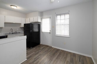 Camelot Apartments and Townhomes in Pine Bluff, AR - Building Photo - Interior Photo