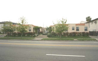 Melrose Bungalows in Los Angeles, CA - Building Photo