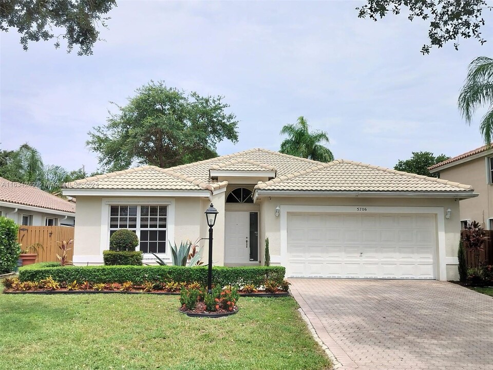 5706 NW 48th Ct in Coral Springs, FL - Foto de edificio