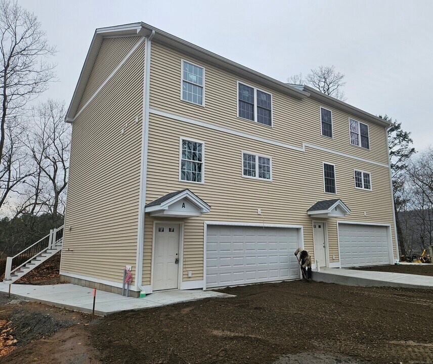 43 Fairfield Pl in Beacon Falls, CT - Building Photo