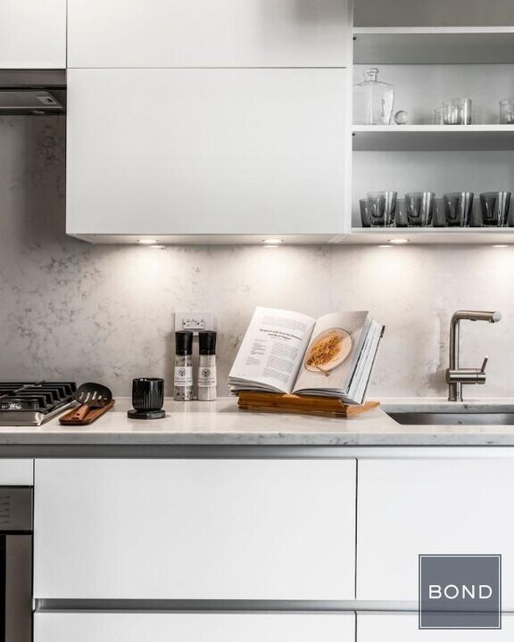 222 E 44th St in New York, NY - Building Photo