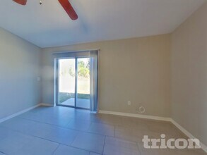 1054 Valentine St in North Port, FL - Foto de edificio - Building Photo