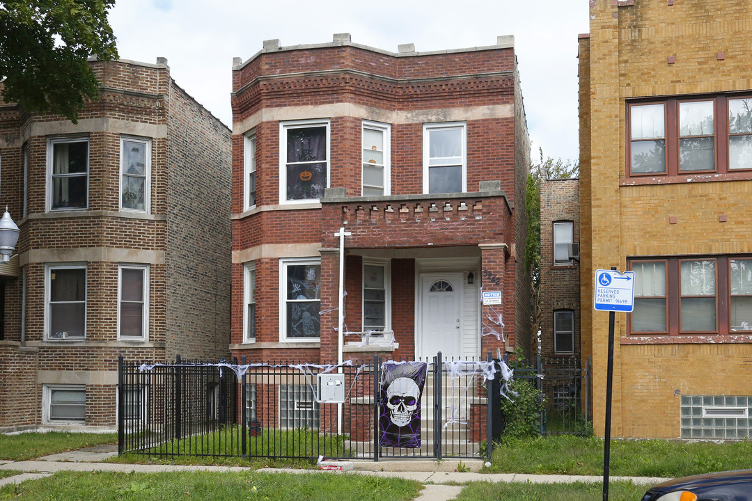 5242 W Adams St in Chicago, IL - Building Photo