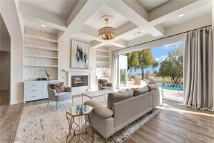 904 Pont Chartrain Dr in Las Vegas, NV - Building Photo