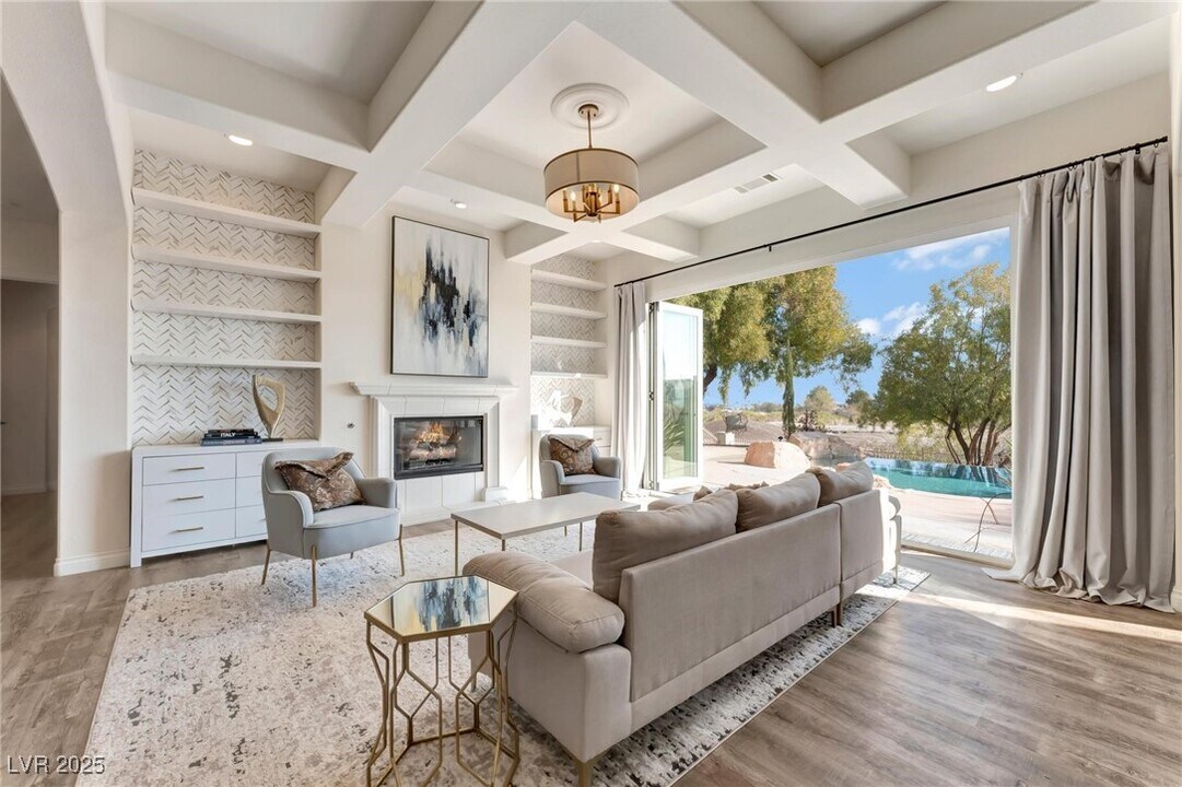 904 Pont Chartrain Dr in Las Vegas, NV - Building Photo