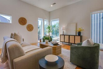 5711 Bryan Pkwy in Dallas, TX - Building Photo - Building Photo