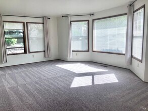 913 Vista Via Dr in Healdsburg, CA - Building Photo - Building Photo