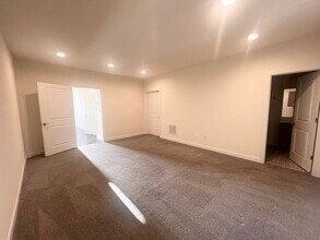 1674 Delphi Dr in Charlottesville, VA - Foto de edificio - Building Photo