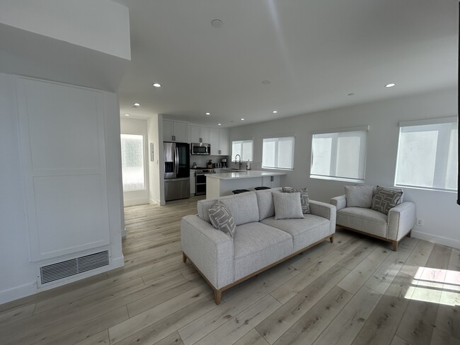 211 36th Pl, Unit M.B.Modern Sea View in Manhattan Beach, CA - Building Photo - Building Photo