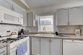 9204 Sapphire Point Ave in Las Vegas, NV - Building Photo - Building Photo