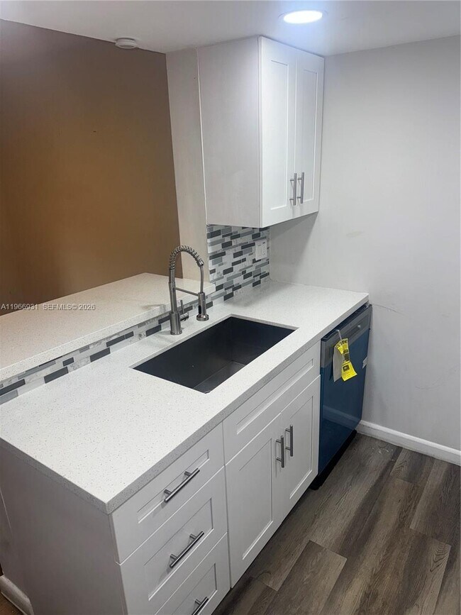 3183 Coral Lake Dr in Coral Springs, FL - Building Photo - Building Photo