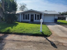 7914 Wallaba Ln in New Port Richey, FL - Building Photo