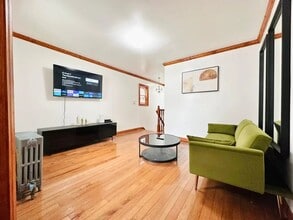 Furnished room/NOT APARTMENT, Unit 2 in Queens, NY - Building Photo - Building Photo