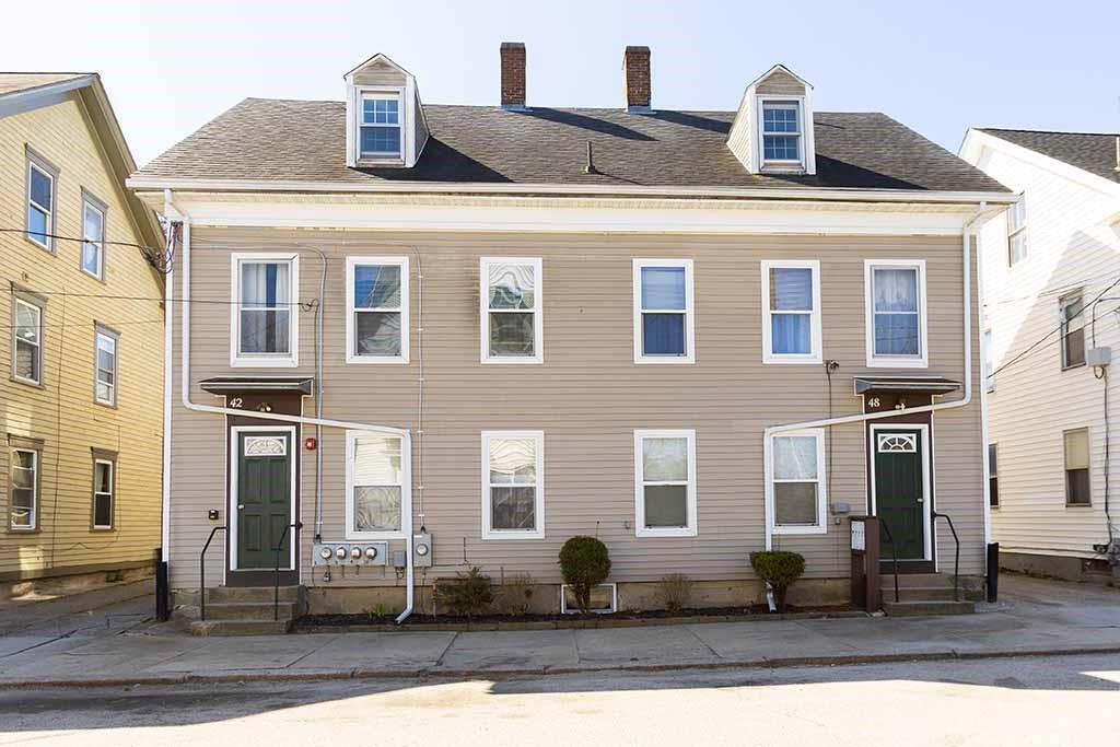 42 Bentley St in Woonsocket, RI - Foto de edificio