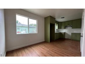 6827 San Luis St in Paramount, CA - Foto de edificio - Building Photo