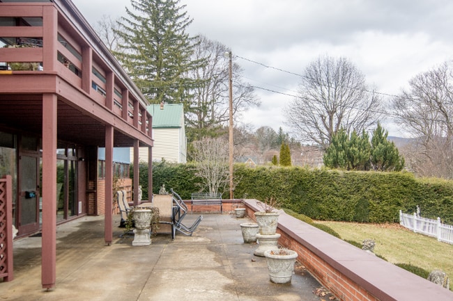property at 206 W Main St