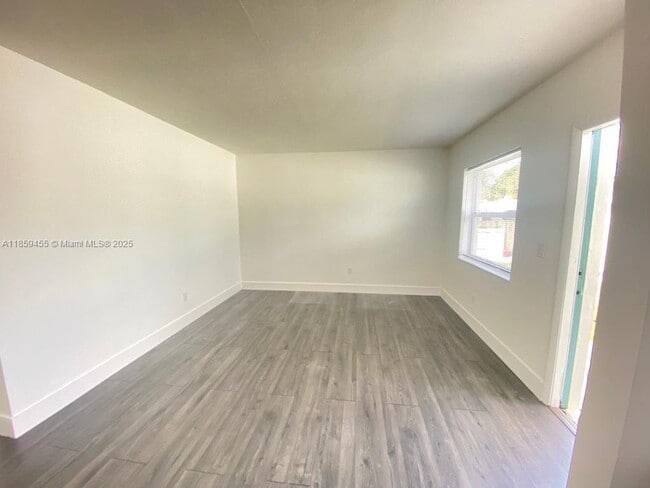 2150 NW 24th St in Miami, FL - Building Photo - Building Photo