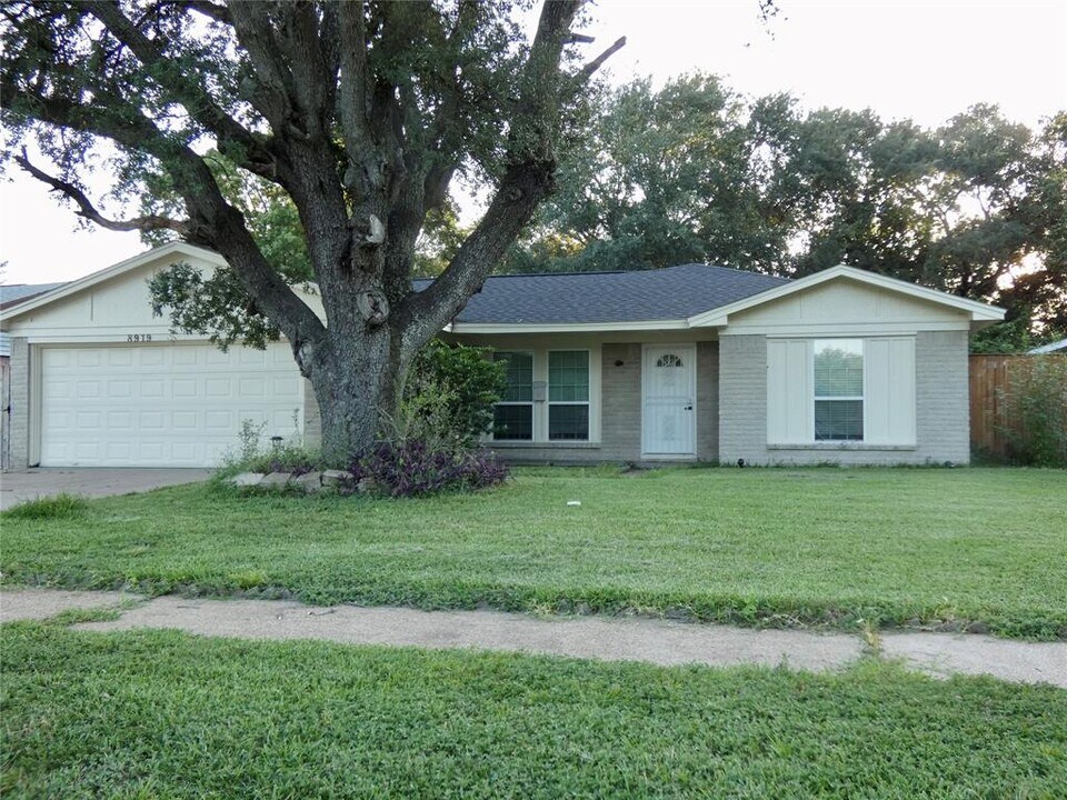 8919 Winding River Dr in Houston, TX - Building Photo