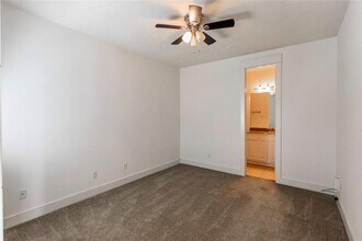 1213 Hobbs Reach Ln in Houston, TX - Foto de edificio - Building Photo