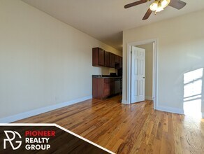 949 W Cornelia Ave, Unit 3B in Chicago, IL - Building Photo - Building Photo
