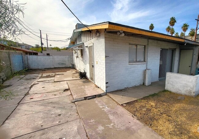 property at 913 E Spence Ave