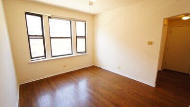 3147 W Medill Ave, Unit 2 in Chicago, IL - Foto de edificio - Building Photo