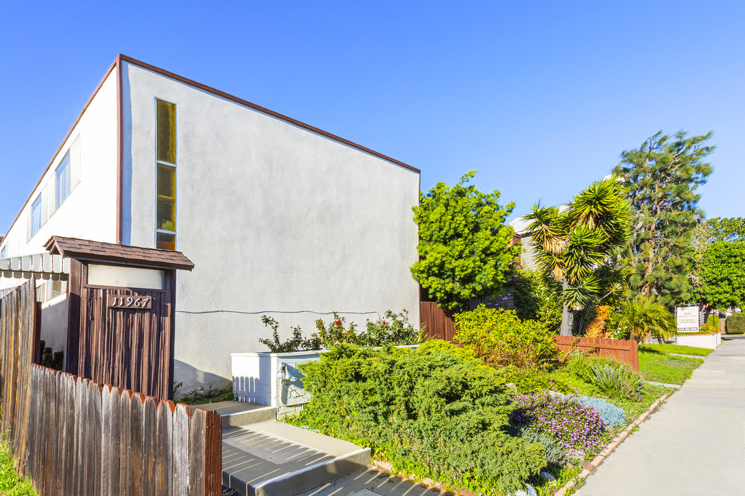 11967 Walnut Ln in Los Angeles, CA - Building Photo