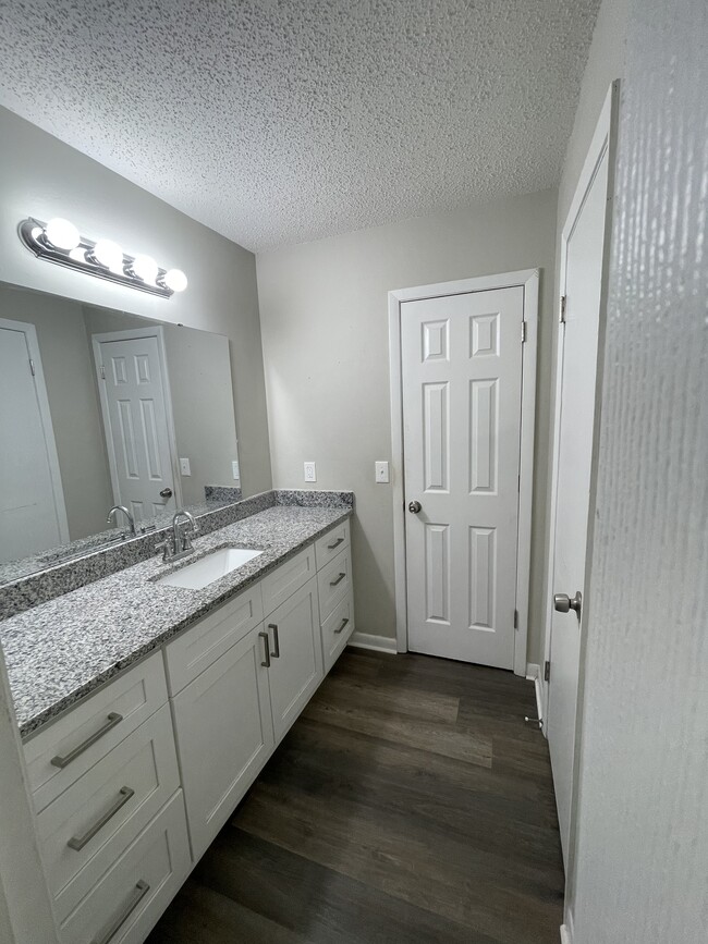 8241 Glenwoods Dr in Riverdale, GA - Building Photo - Building Photo
