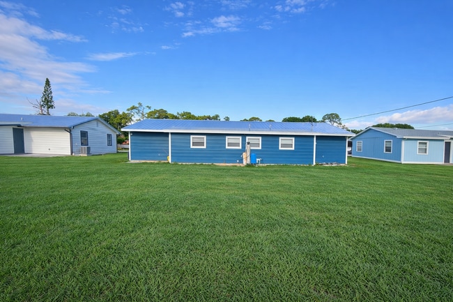 5010 Killarney Ave in Fort Pierce, FL - Foto de edificio - Building Photo