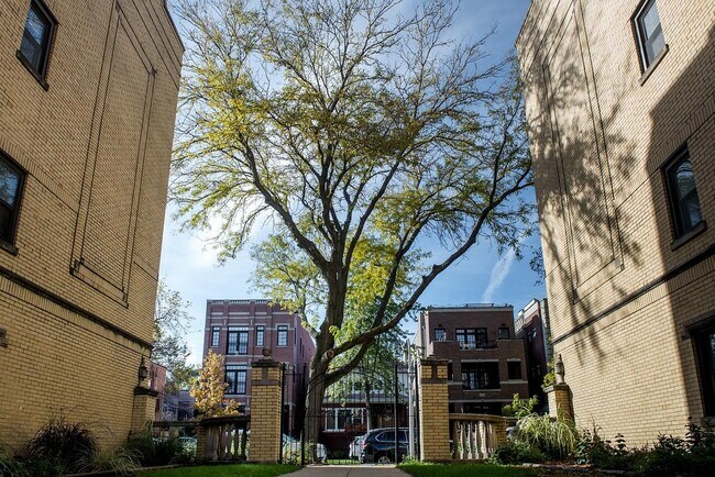 3825 N Greenview Ave, Unit 3817.5-2E