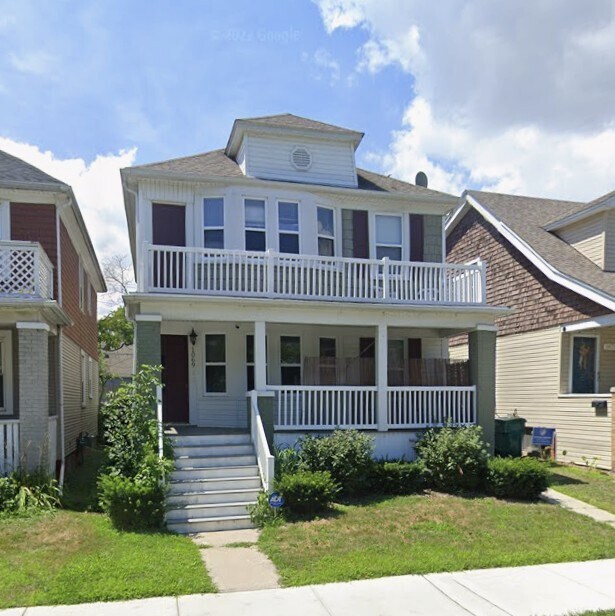 1069 Wayburn St, Unit 2 in Grosse Pointe, MI - Building Photo