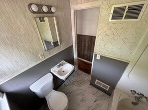 256 Broad St, Unit 2 in Norwich, CT - Foto de edificio - Building Photo