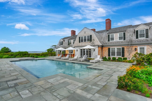 65 Butler's Cove Rd in Edgartown, MA - Building Photo - Building Photo