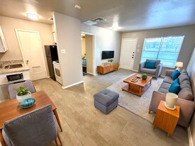 703 West Summit Ave in San Antonio, TX - Building Photo
