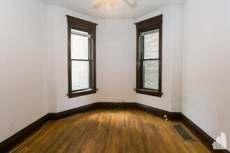3521 N Wilton Ave, Unit 2F in Chicago, IL - Foto de edificio - Building Photo