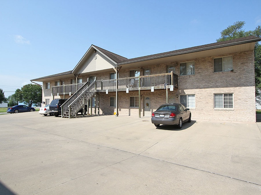 Cedar Pointe Apartments in Carlyle, IL - Building Photo