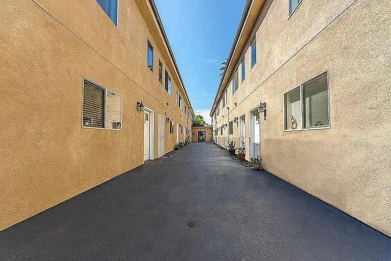 14618 Gilmore St, Unit 8 in Van Nuys, CA - Foto de edificio