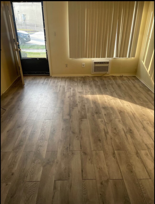 17650 Palmer St, Unit One story building in Melvindale, MI - Building Photo - Building Photo