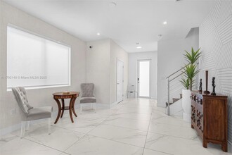 10373 NW 68th Ter in Doral, FL - Building Photo - Building Photo