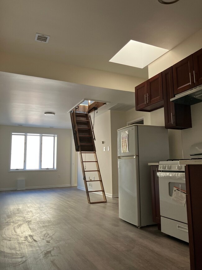 136 N 10th St, Unit 3 in Philadelphia, PA - Foto de edificio - Building Photo