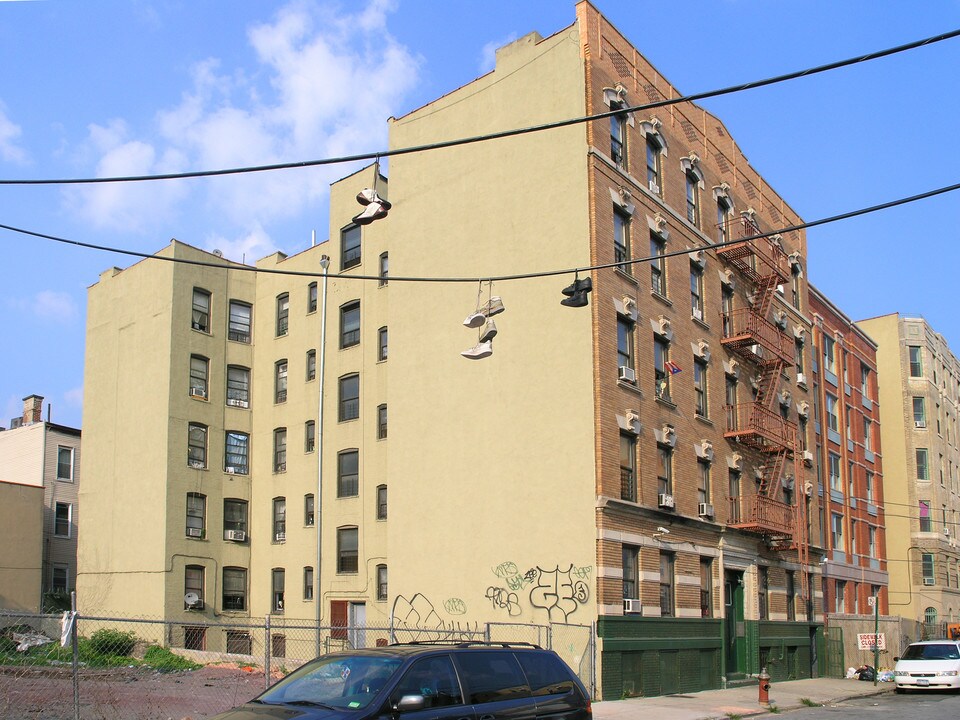 381 E 160th St in Bronx, NY - Foto de edificio