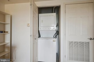 3101 N Hampton Dr, Unit 915 in Alexandria, VA - Building Photo - Building Photo