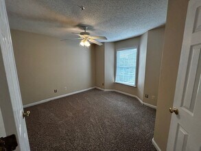 5012 Lawndale Dr, Unit 5012-F in Greensboro, NC - Foto de edificio - Building Photo