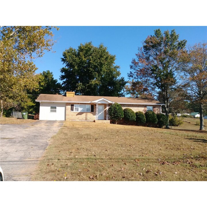 2229 Fairview Rd in Stockbridge, GA - Building Photo