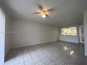 842 NE 209th St in North Miami Beach, FL - Building Photo - Building Photo