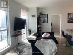 4085-4085 Parkside Village Dr in Mississauga, ON - Building Photo - Building Photo